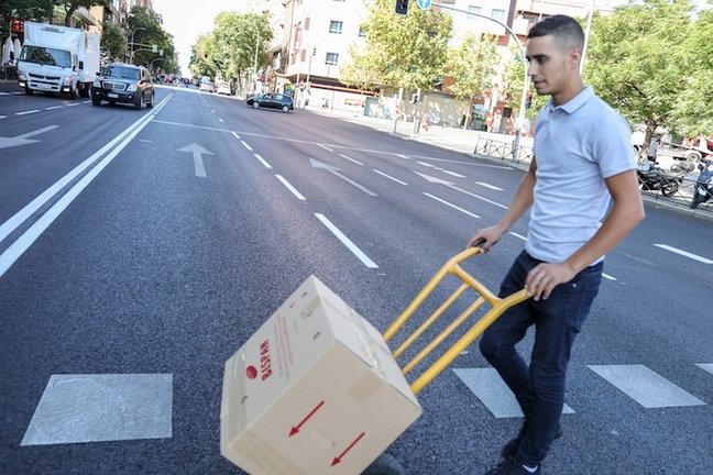 Un hombre traslada una caja con material en una carretilla.
Trabajador, Carretilla, Material, 
Jesús Hellín / Europa Press
(Foto de ARCHIVO)
08/8/2019