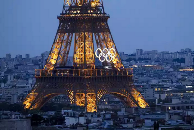 Los aros olímpicos en la Torre Eiffel en los días previos a la ceremonia de inauguración de los Juegos de 2024. / EP
