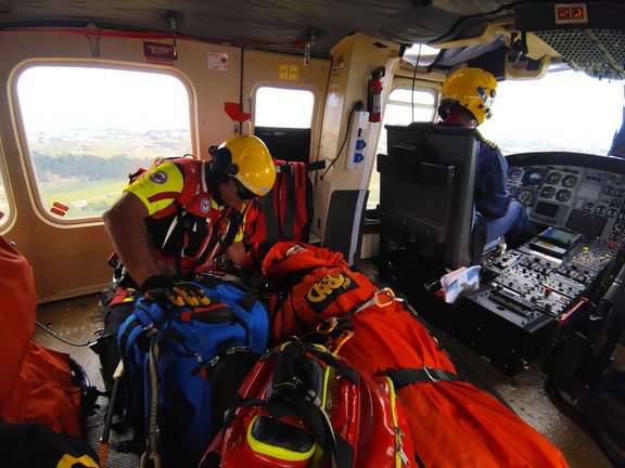 El Equipo de Intervención de Protección Civil y su helicóptero medicalizado rescata a un senderista de 82 años. / 112