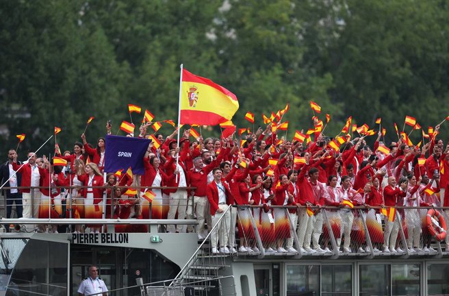 Momento para los deportistas españoles navegando por el Sena durante la 𝗰𝗲𝗿𝗲𝗺𝗼𝗻𝗶𝗮 𝗶𝗻𝗮𝘂𝗴𝘂𝗿𝗮𝗹 de Paris2024.