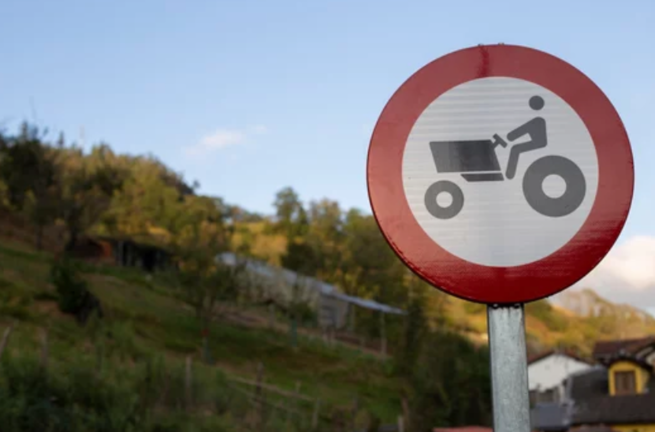 Señal de prohibido tractores.