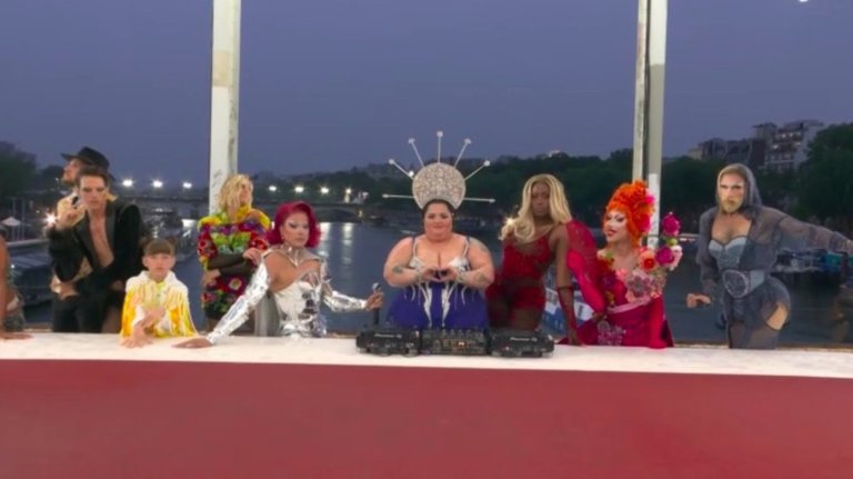 Imagen de la 'Última Cena' compuesta por Drag Queens en la inauguración de los JJOO. / X
