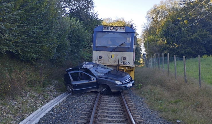 Un turismo tras ser arrollado por un tren en Llanes. Fotografía de archivo de 2019.  / SEPA