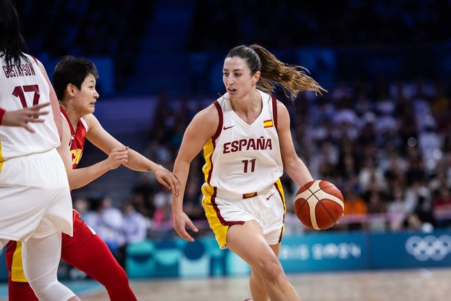 La jugadora española Leonor Rodríguez en una acción del partido entre España y China en el primer duelo de fase de grupos de los Juegos Olímpicos de Paris 2024. / FIBA