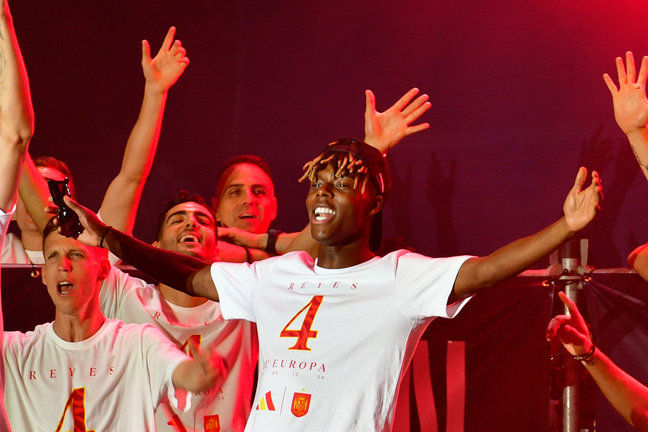 Nico Williams durante la celebración de la victoria en la Eurocopa de la selección española de fútbol. / Óscar Ortiz