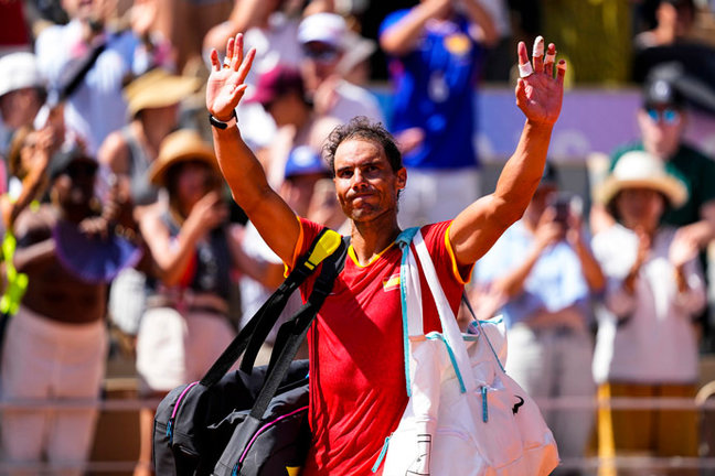 El tenista español Rafa Nadal se despide de los aficionados de Roland Garros tras perder contra Novak Djokovic en el torneo olímpico de Paris 2024. / Oscar J. Barroso