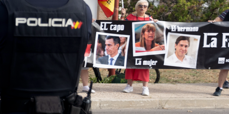 Manifestantes con pancartas a la entrada de la testifical del presidente de Gobierno, en el Palacio de La Moncloa, a 30 de julio de 2024, en Madrid (España). 

Firma: Eduardo Parra / Europa Press
