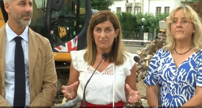 La presidenta de Cantabria, Mª José Sáenz de Buruaga durante las declaraciones a la prensa en Santa María de Cayón. / A.E.