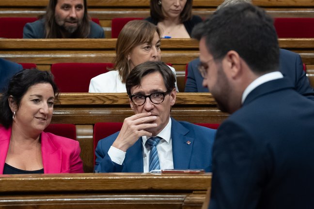 El líder del PSC, Salvador Illa, mientras pasa el presidente de la Generalitat de Catalunya en funciones, Pere Aragonès. David Zorrakino