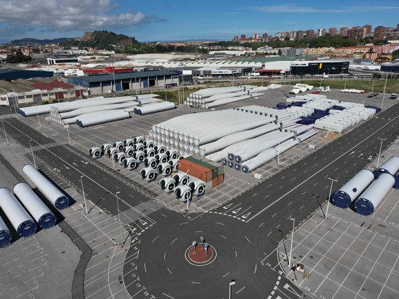 Piezas de aerogeneradores en el Puerto de Santander. / Alerta