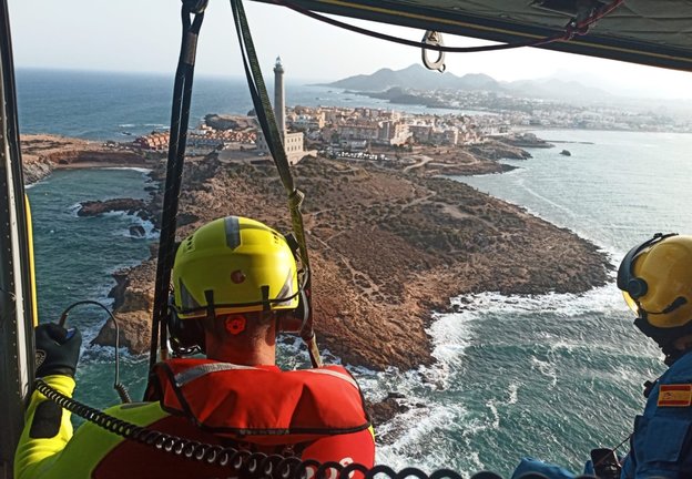 ELl Helicóptero MU10 buscando al joven de 17 años en aguas de Cabo de Palos, Cartagena. /  CEIS