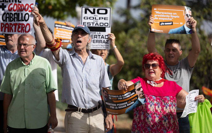 Manifestantes con pancartas a la entrada de la testifical del presidente de Gobierno, en el Palacio de La Moncloa. / EP