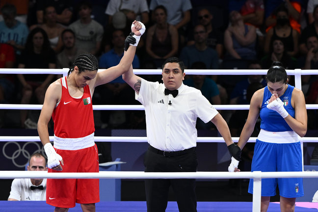 Imane Khelif (Rojo) de Argelia celebra después de que Angela Carini de Italia abandonara el combate. / Joel Carrett