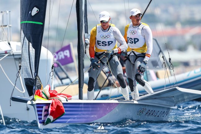 Botín y Trittle durante el segundo intento cancelado por falta de viento. / RFEV