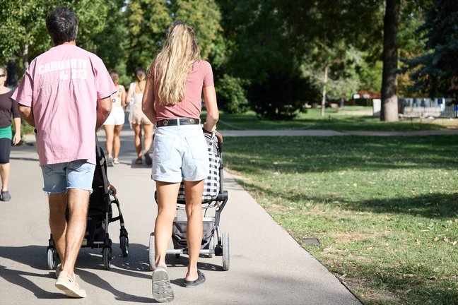 Una familia camina en un parque. / Jesús Hellín