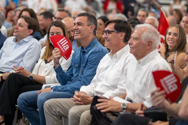 El presidente del Gobierno, Pedro Sánchez (3i) durante un acto de campaña de Cataluña junto a Salvador Illa. EP / Archivo