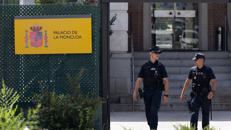 Agentes de Policía a su salida del Palacio de La Moncloa. EP