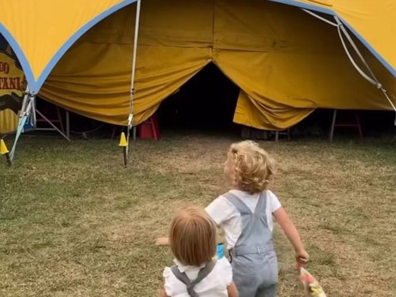 Los hijos de María y Marta Pombo en la entrada del circo. / Instagram M.P.