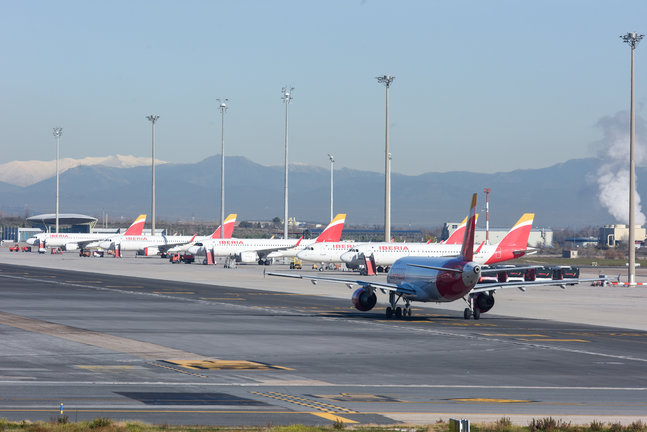 Aviones aparcados en las pistas del aeropuerto de Barajas. / EP