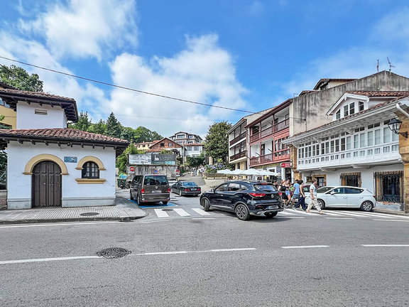 Plaza de Fuente Real, en ella se encuentra este deposito del Siglo XIX, que debido a un proyecto del Plan de Sostenibilidad Turístico quieren quitar, siendo patrimonio comillano. / A.E