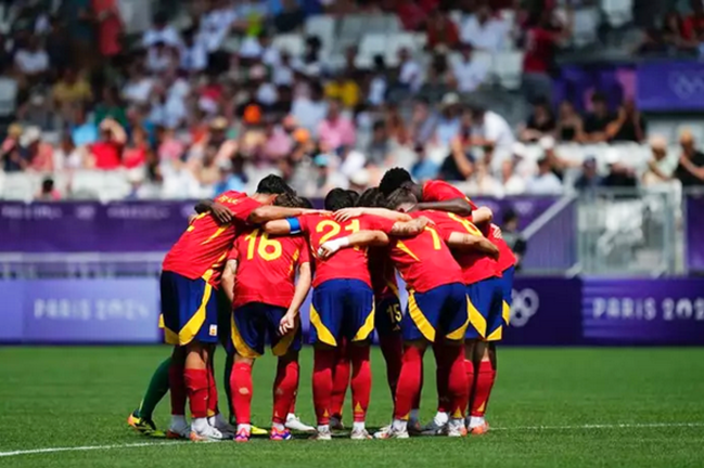 Los jugadores de la selección española olímpica durante el partido de los Juegos Olímpicos ante Egipto. / RFEF