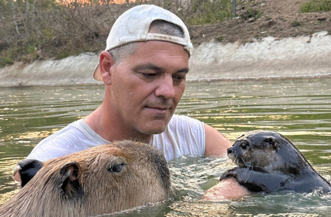 El herpetólogo, Frank Cuesta en su santuario de animales en Tailandia. / Instagram @cuestafrank