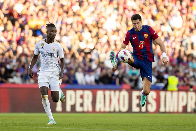 Lewandowski y Camavinga y en un 'cásico' del fútbol español. / EP