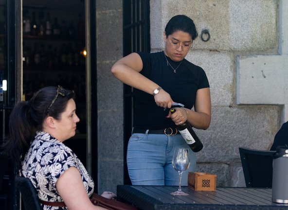 Una camarera sirve una copa de vino. Eduardo Parra / Archivo
