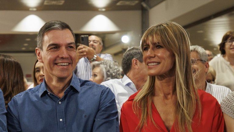 El secretario general del PSOE y presidente del Gobierno, Pedro Sánchez, junto a su mujer, Begoña Gómez. EP / Archivo