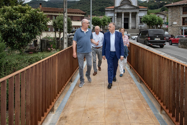 El consejero de Fomento, Roberto Media, visita la pasarela peatonal de la carretera que una La Cavada con Ramales de la Victoria. / A.E