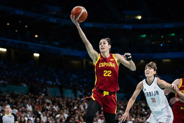 La jugadora María Conde en la victoria de España sobre Serbia en los Juegos Olímpicos de Paris 2024./ FEB