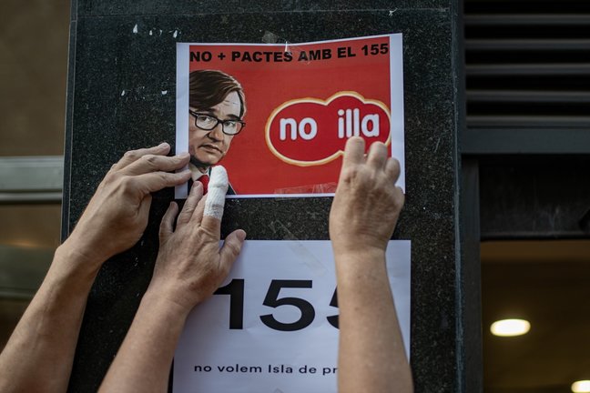 Varias personas durante una concentración, ante la sede de ERC. Lorena Sopêna