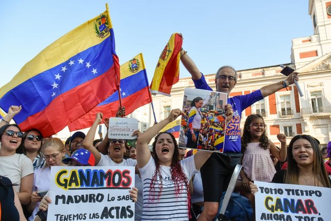 Cientos de venezolanos se manifestaron este sábado en la Puerta del Sol en Madrid. Richard Zubelzu