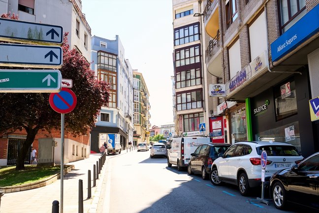 Vista de varios comercios en una calle de Santander. / Juanma Serrano