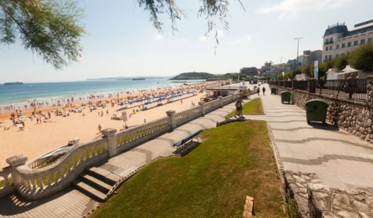 Santander, España - 21 de julio. 2019: La playa de Santander en verano Santander