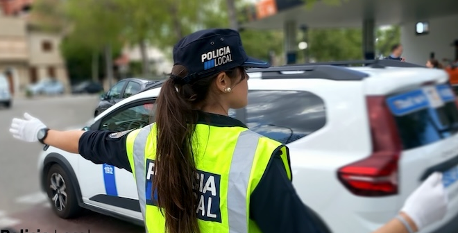 Una agente de la Policía Local controlando el tráfico.