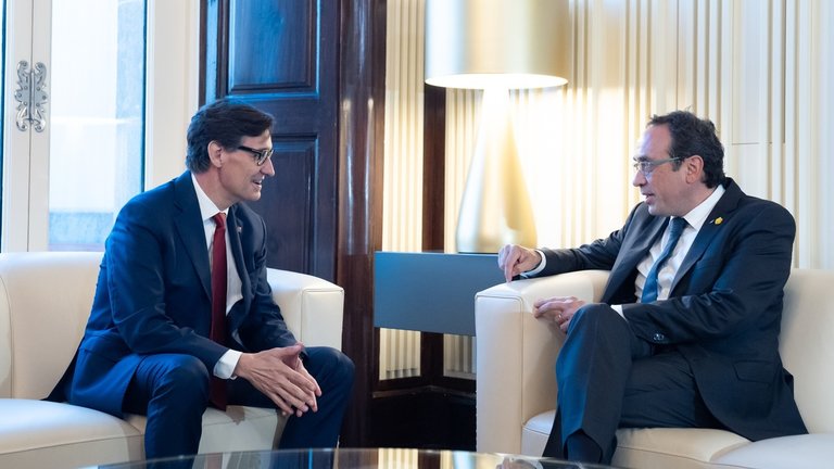 El líder del PSC, Salvador Illa (i) y el presidente del Parlament de Cataluña, Josep Rull (d), durante la primera reunión de la ronda de consultas.  David Zorrakino