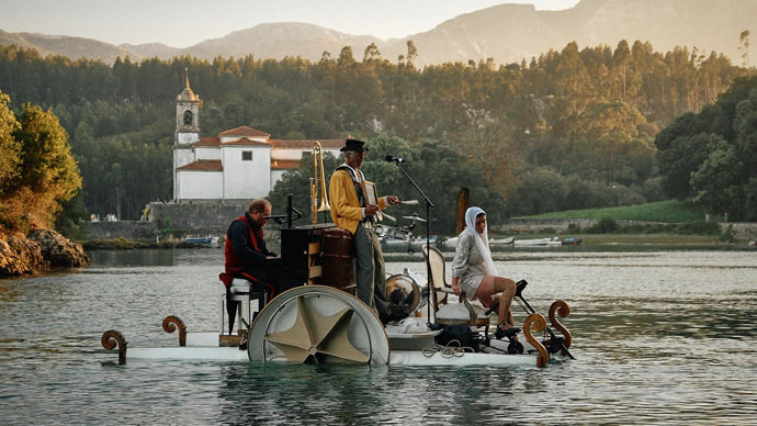 Espectáculo del piano flotante. / LE PIANO DU LAC