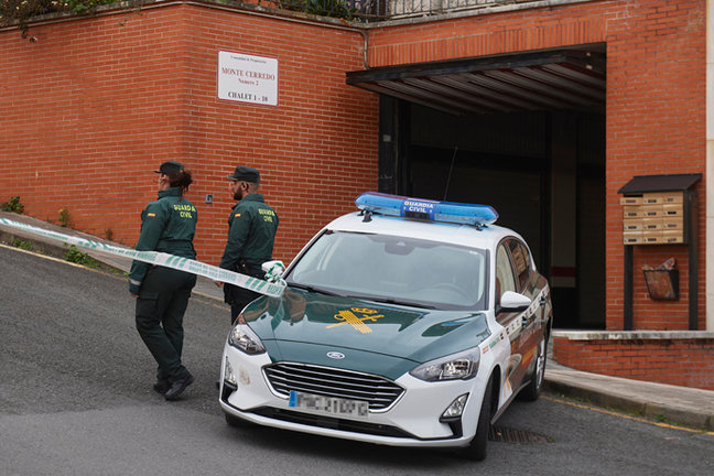 El coche de la Guardia Civil frente a la vivienda donde hallaron el cuerpo sin vida de la mujer. / EP