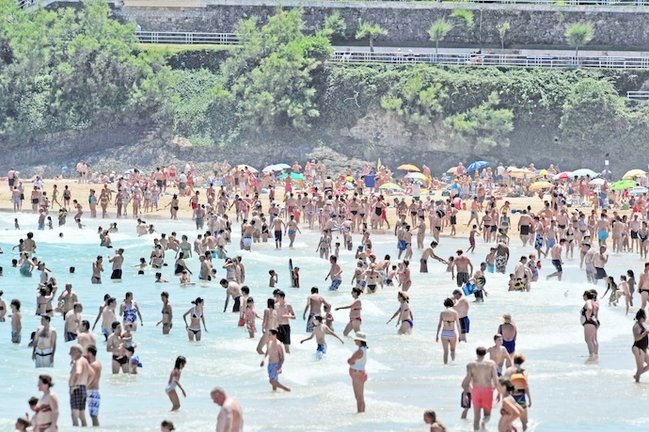 Cientos de personas disfrutan estos días en Santander de las playas y del sol. Tanto turistas como vecinos visitan cada día los arenales de la ciudad en busca de un baño refrescante en aguas del Cantábrico o de un baño de sol que broncee sus cuerpos. En la fotografía de DELTA se puede comprobar la gran afluencia de bañistas a la playa de el Sardinero en la jornada de ayer sábado 22 DE AGOSTO DE 2010