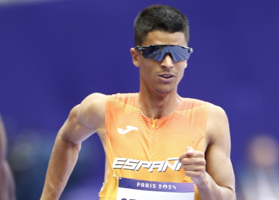 Mohamed Attaoui, el prometedor atleta cántabro, ha demostrado su valía en los Juegos Olímpicos de París 2024 al clasificar con autoridad para las semifinales de los 800 metros.