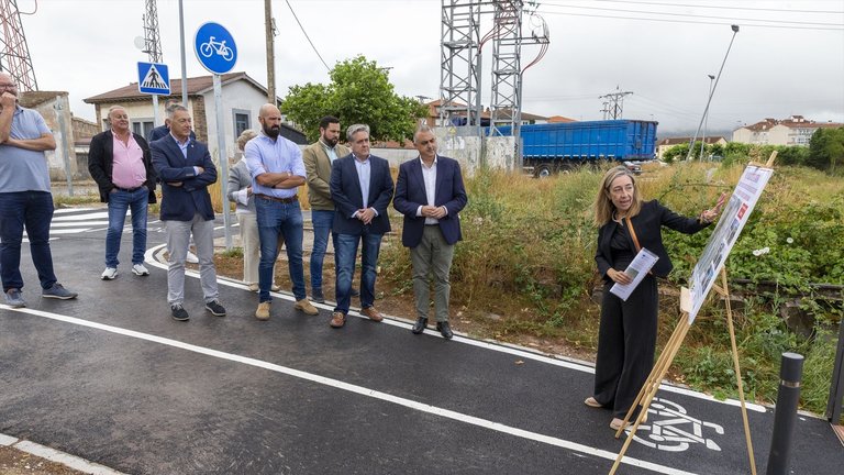 El consejero de Fomento, Ordenación del Territorio y Medio Ambiente, Roberto Media, inaugura un carril bici en Reinosa. EP