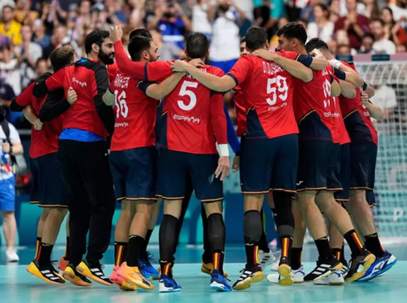 Los Hispanos celebran una victoria española en el torneo de balonmano masculino de los Juegos Olímpicos. / COE