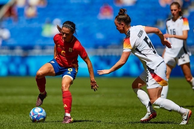 La selección española femenina de fútbol no ha podido conseguir este viernes la medalla de bronce en el torneo de los Juegos Olímpicos de París después de perder por 1-0 ante Alemania en un partido donde no ha aprovechado un penalti en el 98 para empatar y forzar la prórroga.

La campeona del mundo se marcha de vacío finalmente de su primera participación en esta cita. Pese a mejorar respecto a sus últimos encuentros y tener buenas ocasiones, al final no ha podido con una rival a la que sigue sin ganar y que se ha llevado el bronce tras un penalti anotado por Giulia Gwinn en el minuto 65 provocado tras una mala salida de Cata Coll. En el minuto 98, Alexia Putellas ha tenido otra pena máxima para igualar, pero la guardameta alemana le ha adivinado las intenciones y le ha dado la medalla a las alemanas. / RFEF