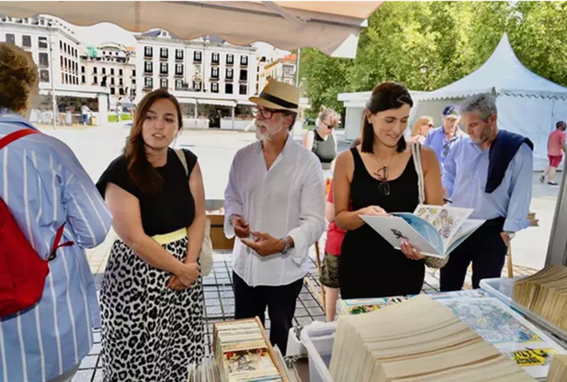 Stand en la Feria del libro viejo de Santander en una pasada edición. / AE