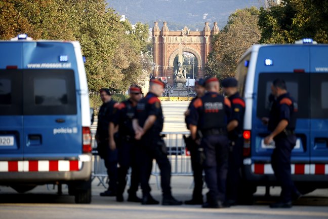 Agentes de los Mossos d' Esquadra y varias personas en las inmediaciones del Parlament de Cataluña. Kike Rincón