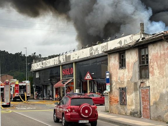 El almacén donde se ha registrado el incendio. / A.E