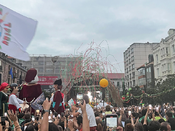 ayer se iniciaron las fiestas de la Virgen Grande en torrelavega con el tradicional chupinazo y pregón, y se prolongarán hasta el día 18 con una programación muy «callejera». / vAnEsA gómEz