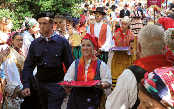 Tradiciones, carrozas, danzas, charangas y peñas, en el Día de Cantabria, que celebra, además, mañana domingo 11 de agosto, su 58 edición, por las calles de Cabezón de la Sal.  / Saja