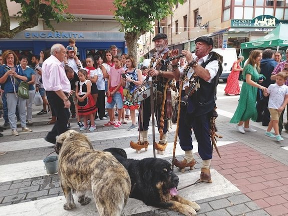 El Ayuntamiento de Cabezón de la Sal defiende su decisión de reubicar las atracciones de feria durante las fiestas patronales, destacando que el cambio, realizado por motivos de seguridad tras una sentencia judicial, busca garantizar unas celebraciones seguras y preservar el espíritu festivo de la villa.